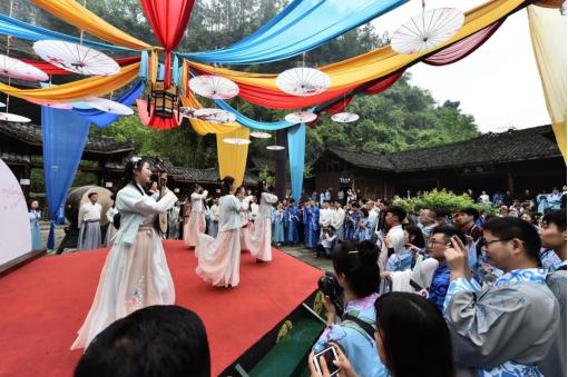 《新剑侠情缘手游》场景落地酉阳桃花源，此次赶古节将持续1个月