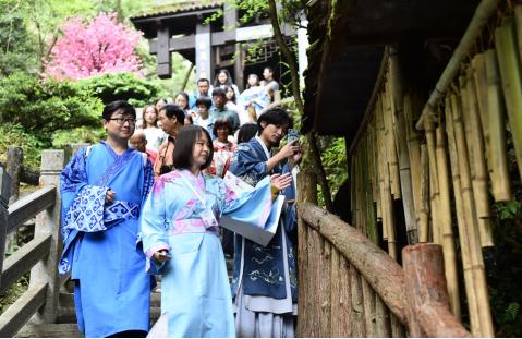 《新剑侠情缘手游》场景落地酉阳桃花源，此次赶古节将持续1个月